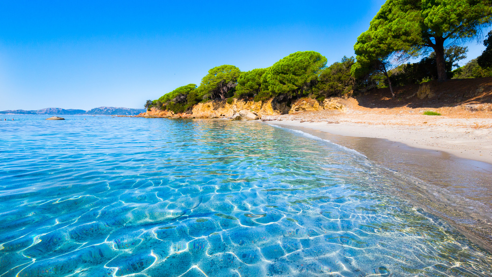 Playa de la Palombaggia en la costa mediterránea francesa