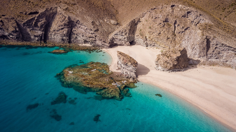 Las aguas cristalinas de la playa de los Muertos de Almería