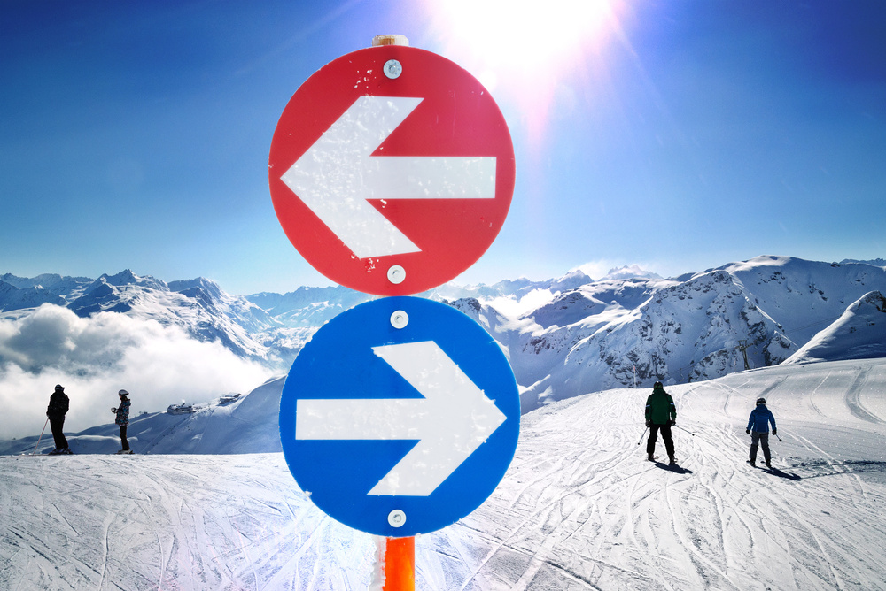 Señalización de pista roja y pista azul en estación de esquí
